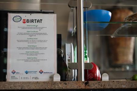 Birtat liefert europaweit – mit zertifiziertem Fleisch. Produziert werden die Drehspieße unter harten Bedingungen. (Archivbild)