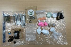 Eine breite Palette unterschiedlichster Rauschmittel entdeckte der Bielefelder Zoll im Gepäck eines Pärchen auf der A44 in Geseke/Foto: Hauptzollamt Bielefeld