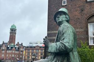 Eine Statue zu Ehren des dänischen Nationaldichters H.C. Andersen steht vor dem Rathaus von Kopenhagen.