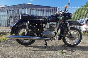 Foto: eines der gestohlenen Motorräder (schwarze MZ)