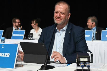 Umbau bei der ELF: Schiller folgt auf Karajica Umbau bei der ELF: Schiller folgt auf Karajica