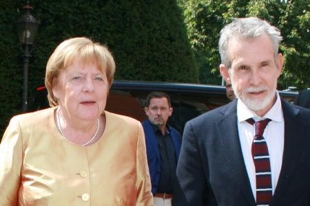 Mit Ulrich Matthes: Angela Merkel zurück in Bayreuth