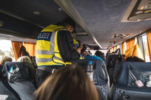 Bei der Kontrolle von Busreisenden an der A93 hat die Bundespolizei Rosenheim zwei gesuchte Frauen festgenommen.