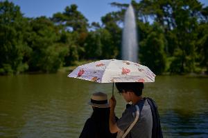 Trotz der Hitze mit Temperaturen von bis zu 39 Grad zog es viele Madrilenen und Touristen auf die Straßen der Hauptstadt.