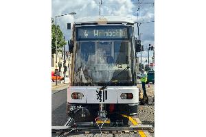 © Feuerwehr Dresden
Mit einem hydraulischen Heber wird die Straßenbahn angehoben.