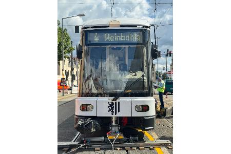 © Feuerwehr Dresden
Mit einem hydraulischen Heber wird die Straßenbahn angehoben. © Feuerwehr Dresden
Mit einem hydraulischen Heber wird die Straßenbahn angehoben.