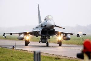Deutschland verlegt fünf Kampfjets vom Typ Eurofighter vorübergehend nach Polen. (Archivbild)