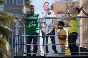 Flavio Bolsonaro stellte seinen Vater über Lautsprecher kurz zu den Demonstrierenden durch.