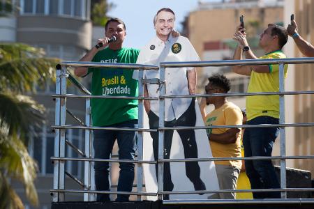 Flavio Bolsonaro stellte seinen Vater über Lautsprecher kurz zu den Demonstrierenden durch. Flavio Bolsonaro stellte seinen Vater über Lautsprecher kurz zu den Demonstrierenden durch.