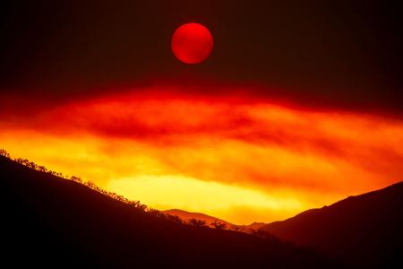 Schaurige Ästhetik: Der Rauch des Gifford-Feuers füllt den Himmel, während die Sonne über dem Los Padres National Forest untergeht.