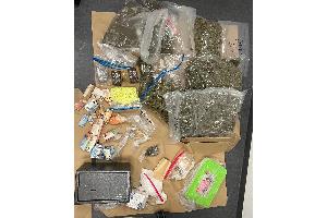 Bei einer Wohnungsdurchsuchung fanden die Einsatzkräfte über drei Kilo Marihuana, Kokain, Ecstasy sowie Ketamin und weitere Betäubungsmittel, Bargeld und weitere Beweismittel.