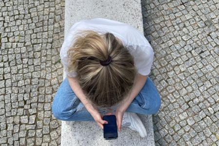 Die Deutschen verbringen sehr viel Zeit im Internet und lassen sich lieber berieseln als offline draußen oder mit Freunden aktiv zu sein. (Symbolbild) Die Deutschen verbringen sehr viel Zeit im Internet und lassen sich lieber berieseln als offline draußen oder mit Freunden aktiv zu sein. (Symbolbild)