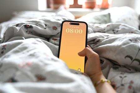 Eigentlich empfinden viele mehr Spaß an der Zeit mit dem Partner oder mit den Kindern, hängen aber stattdessen am Smartphone. (Symbolbild)