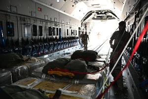 Blick in den Laderaum eines Luftwaffen-Fliegers, der Hilfe über Gaza absetzen soll. "Luftabwürfe wirken in dieser Lage wie Pflaster auf offene Wunden", sagt ein Vertreter des UN-Welternährungsprogramms dazu.