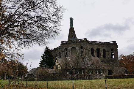 Bergpark mit Schloss Wilhelmshöhe Bergpark mit Schloss Wilhelmshöhe