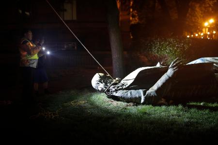 Im Zuge der Black-Lives-Matter-Proteste stürzten Demonstranten in den USA mehrere Statuen historischer Figuren, die sie in Verbindung mit Rassismus brachten. (Archivbild) Im Zuge der Black-Lives-Matter-Proteste stürzten Demonstranten in den USA mehrere Statuen historischer Figuren, die sie in Verbindung mit Rassismus brachten. (Archivbild)