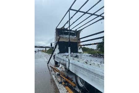 Bild 01: ausgebrannter Lkw
