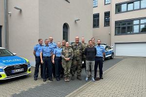 Gemeinsame Übung der Polizei Idar-Oberstein und der Bundeswehr zur Detektion von Drohnen im Bereich der Bundeswehrkaserne.