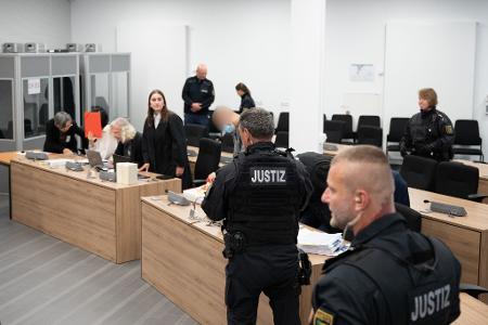 Ein ehemaliger Mitarbeiter des AfD-Politikers Maximilian Krah wird verdächtigt, für China spioniert zu haben. Ein ehemaliger Mitarbeiter des AfD-Politikers Maximilian Krah wird verdächtigt, für China spioniert zu haben.