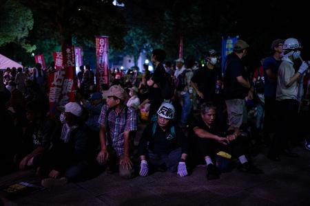 Demonstranten sitzen vor der Atombombenkuppel vor dem Gedenkgottesdienst zum 80. Jahrestag des US-Atombombenabwurfs auf Hiroshima im Zweiten Weltkrieg.