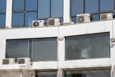 In Deutschland nach wie vor ein eher seltener Anblick: Außengeräte von Klimaanlagen an der Fassade eines Bürogebäudes. (Archivbild) In Deutschland nach wie vor ein eher seltener Anblick: Außengeräte von Klimaanlagen an der Fassade eines Bürogebäudes. (Archivbild)