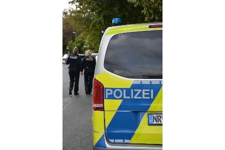 Streifenwagen mit zwei Polizistinnen