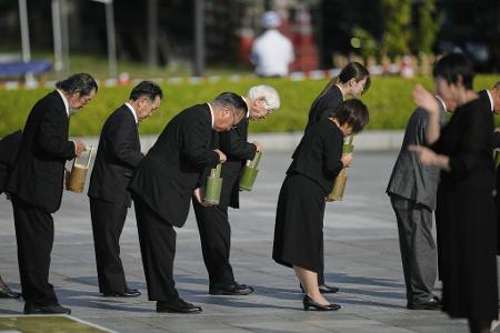 Teilnehmer der Gedenkveranstaltung in Hiroshima halten eine Schweigeminute ab. 