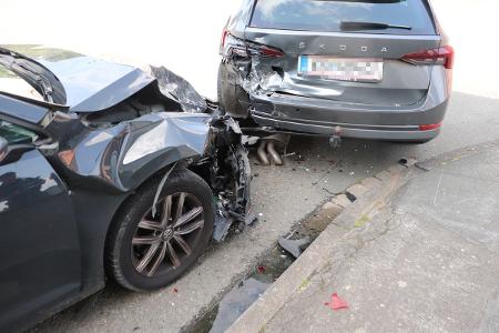 Beide Fahrzeuge waren nicht mehr fahrbereit. Beide Fahrzeuge waren nicht mehr fahrbereit.
