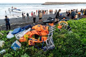 Vor der indonesischen Insel Bali ist ein Touristenboot gekentert.