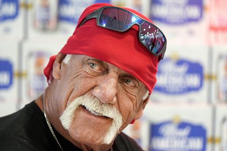 Wrestling-Legende Hulk Hogan in privater Zeremonie beigesetzt Wrestling-Legende Hulk Hogan in privater Zeremonie beigesetzt