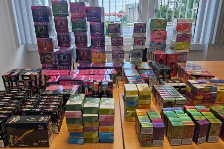 Unversteuerte und nicht verkehrsfähige Vapes verschiedener Marken. Foto: Zoll Unversteuerte und nicht verkehrsfähige Vapes verschiedener Marken. Foto: Zoll
