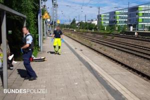 Glimpflich endete für eine 82-Jährige der Sturz zwischen S-Bahn und Bahnsteig beim Ausstieg aus der S-Bahn am Heimeranplatz in München