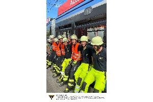 Die Feuerwehr München unterstützt beim Eingleisen einer Trambahn nach dem Zusammenstoß mit einem Lkw am Leonrodplatz.
