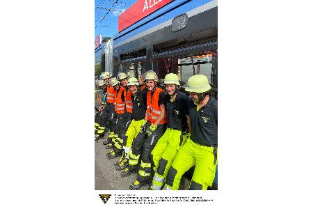 Die Feuerwehr München unterstützt beim Eingleisen einer Trambahn nach dem Zusammenstoß mit einem Lkw am Leonrodplatz. Die Feuerwehr München unterstützt beim Eingleisen einer Trambahn nach dem Zusammenstoß mit einem Lkw am Leonrodplatz.