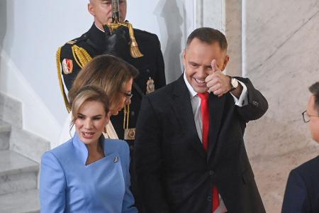 Polens neuer Präsident Karol Nawrocki, hier im Bild mit seiner Frau Marta, hat den Amtseid abgelegt. (Foto aktuell) Polens neuer Präsident Karol Nawrocki, hier im Bild mit seiner Frau Marta, hat den Amtseid abgelegt. (Foto aktuell)