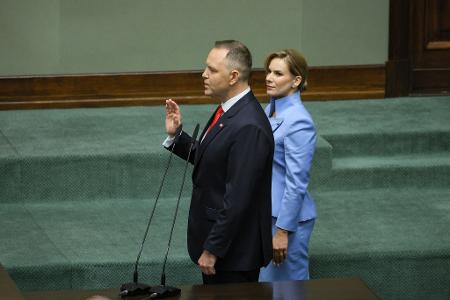 Polens neuer Präsident Karol Nawrocki, hier im Bild mit seiner Frau Marta, hat den Amtseid abgelegt. (Foto aktuell)