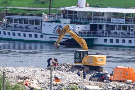 Mitarbeiter der Kampfmittelbeseitigung Sachsen transportieren während der Entschärfung am Fundort eine 250 Kilogramm schwere Weltkriegsbombe ab. Mitarbeiter der Kampfmittelbeseitigung Sachsen transportieren während der Entschärfung am Fundort eine 250 Kilogramm schwere Weltkriegsbombe ab.