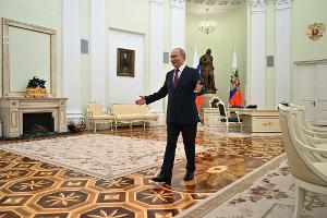So freundlich hat Kremlchef Putin den US-Unterhändler Witkoff im April empfangen. (Archivbild)