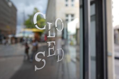 Das Markenlogo ist auf einem Schaufenster zu sehen. 