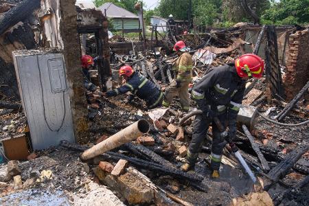 Russische Bomben trafen ein Lager mit Ferienhütten in der Ukraine. 