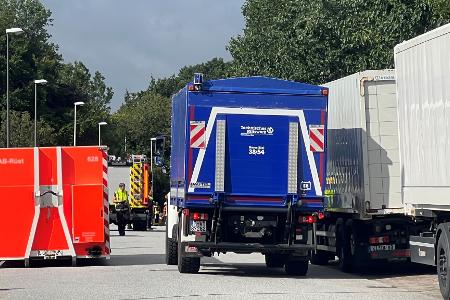 Die Bergungsarbeiten dauern mehrere Stunden nach dem Unfall in einem Kieler Gewerbegebiet an. Die Bergungsarbeiten dauern mehrere Stunden nach dem Unfall in einem Kieler Gewerbegebiet an.