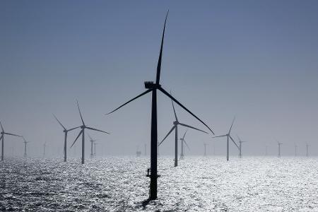 Windräder stehen in einem Windpark in der Nordsee. (Archivbild)