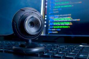 Spioniert ein Hacker Deine Webcam aus? Das sind 5 deutliche Hinweise!