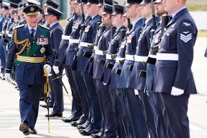König Charles besucht Militärbasis in Schottland