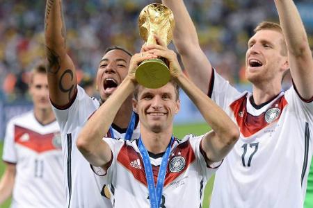 Thomas Müllers beeindruckende Karriere in Bildern - Beim FC Bayern und in der Nationalmannschaft sammelte Thomas Müller zahlreiche Titel und ist einer der erfolgreichsten deutschen Fußballer aller Zeiten. Nun wagt er ein neues Abenteuer in Kanada. Seine beeindruckende Karriere in Bildern: