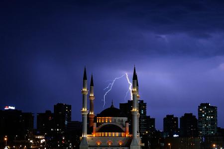 Ein Blitz entlädt sich hinter einer Moschee in Istanbul.