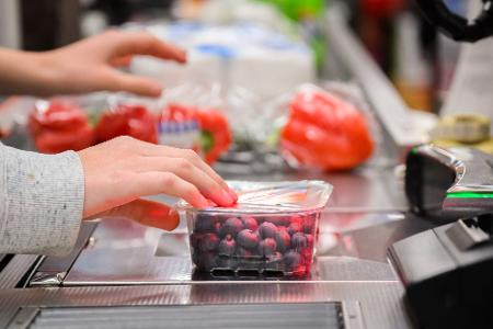 Hohe Inflationsraten sind erst einmal passé - aber das jetzige Preisniveau macht vielen Menschen zu schaffen. (Archivbild) Hohe Inflationsraten sind erst einmal passé - aber das jetzige Preisniveau macht vielen Menschen zu schaffen. (Archivbild)