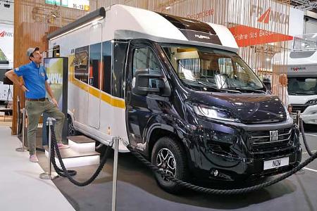 Teilintegrierter, Wohnmobil, Fiat Ducato, Mann, Messe