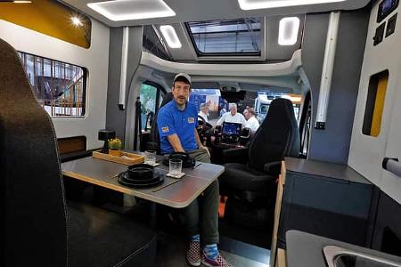 Sitzgruppe, Mann, ausgeklappter Tisch