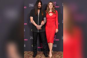 Pärchenauftritt: Elizabeth Hurley strahlt neben Billy Ray Cyrus in Rot